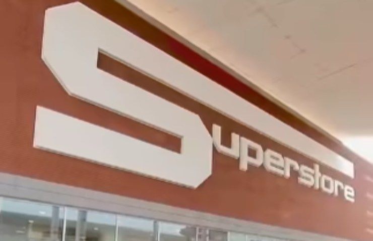 Il logo di un supermercato Esselunga Superstore