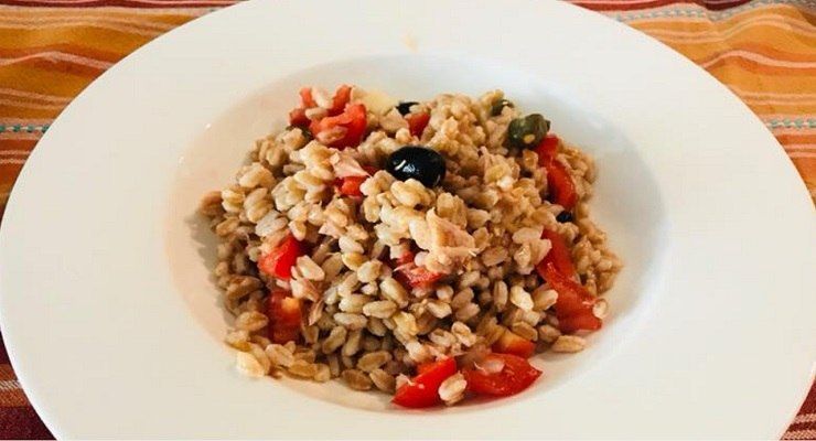 Insalata di farro con pomodorini e olive fresca e saporita