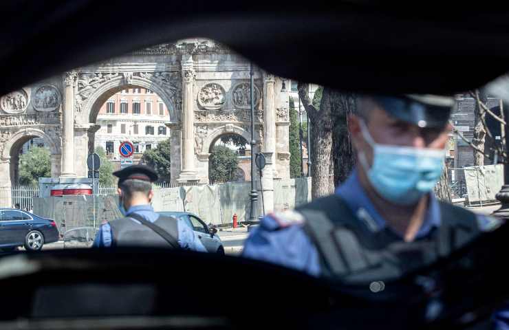 Le forze dell'ordine al lavoro ad un posto di blocco