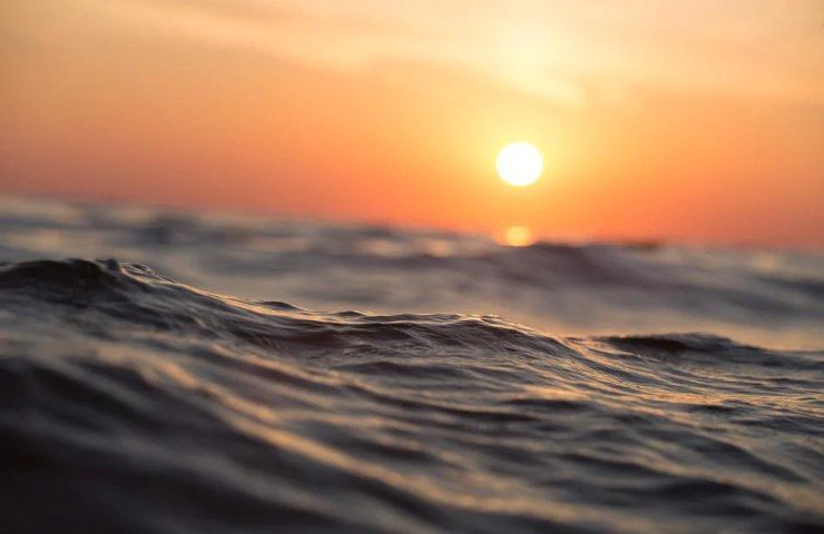 Mare mosso durante il tramonto