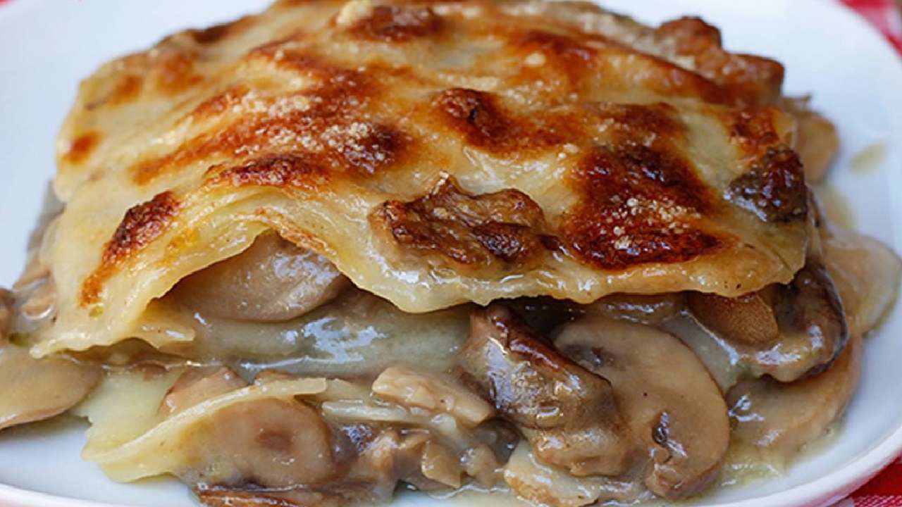 Parmigiana di patate e funghi gustosa