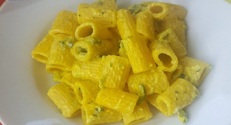 Pasta zucchine, zafferano e Philadelphia veloce