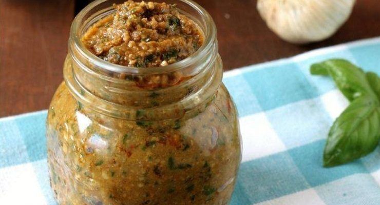 Pesto di pomodori e melanzane gustoso e light