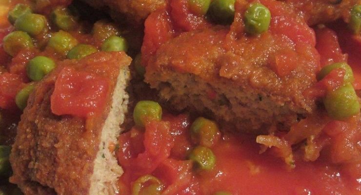 Polpette di carne con piselli e pomodori