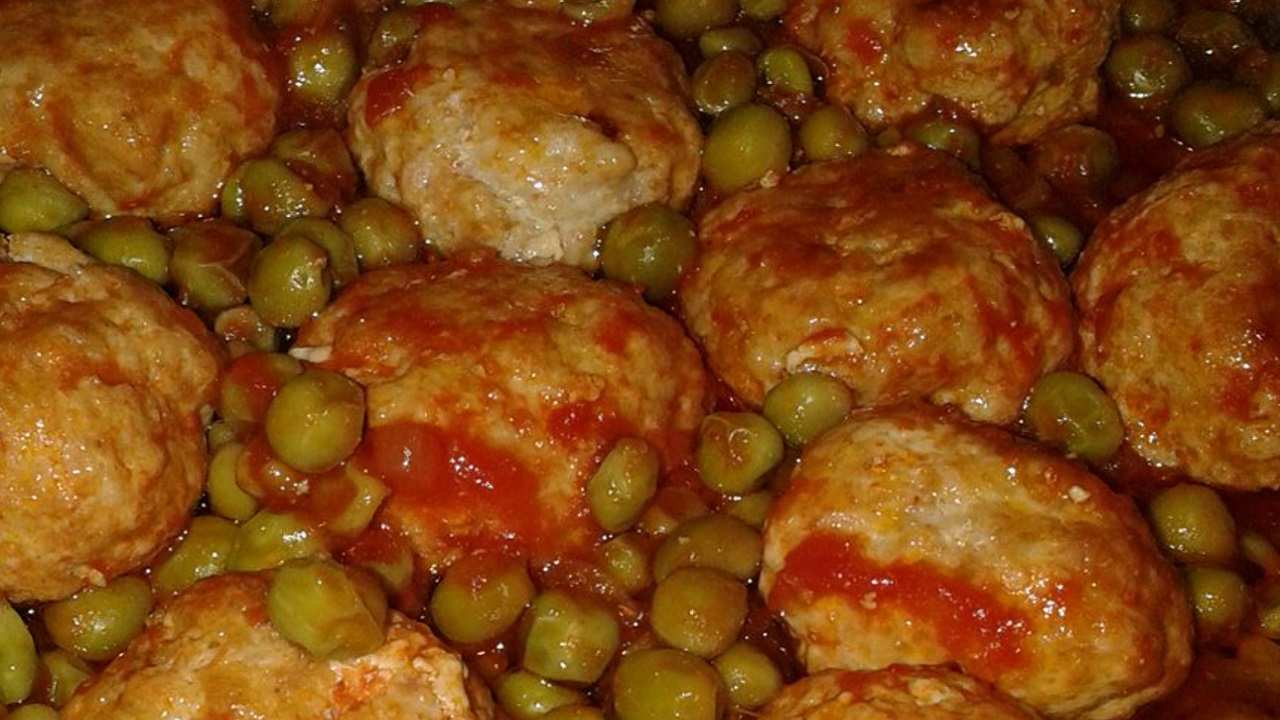 Polpette di carne con pomodori e piselli squisite