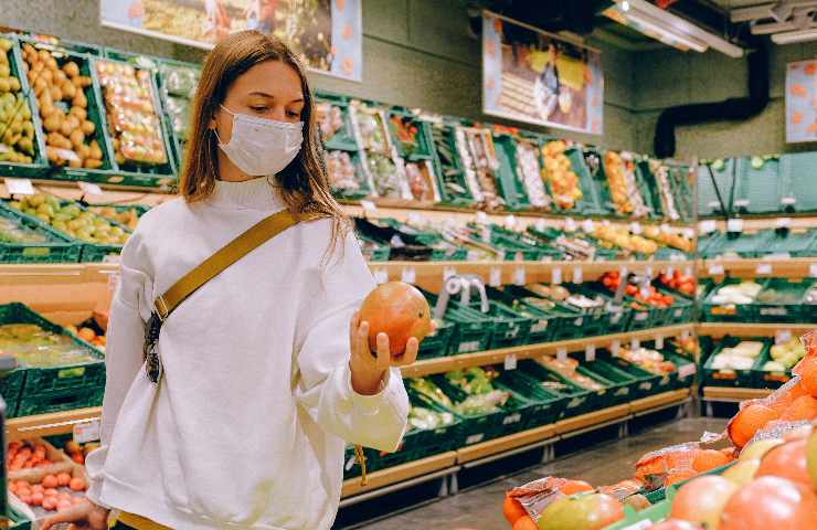 Ragazza supermercato