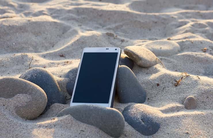 Smartphone sabbia (Foto Pixabay)