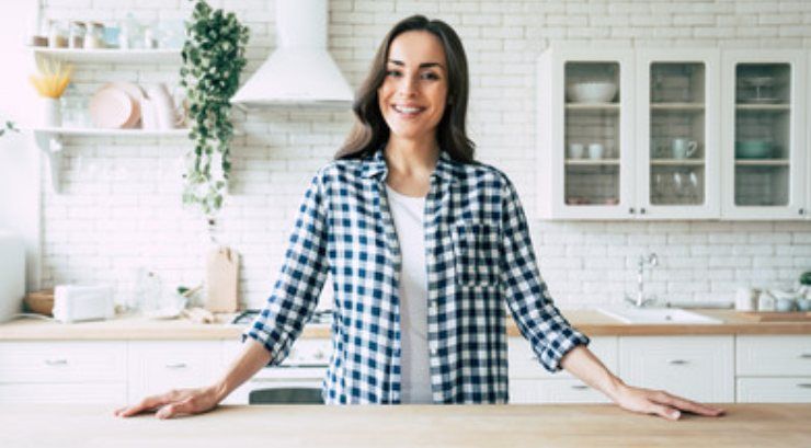 donna in cucina sorridente