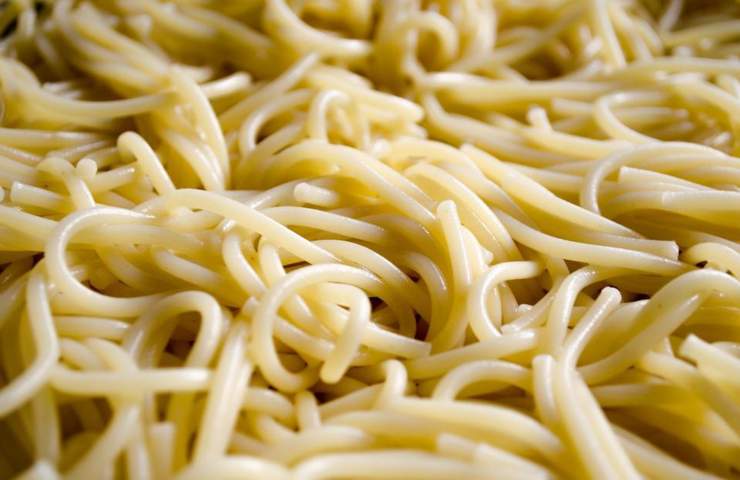Spaghetti cotti al dente appena scolati