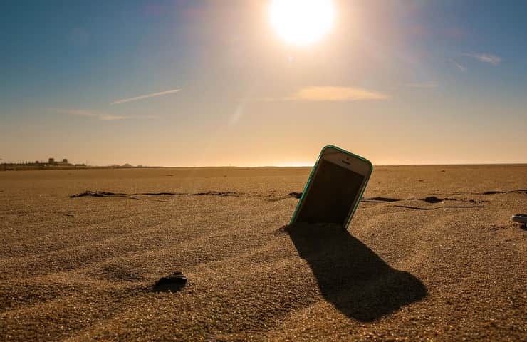 Telefono nella sabbia (Foto Pixabay)