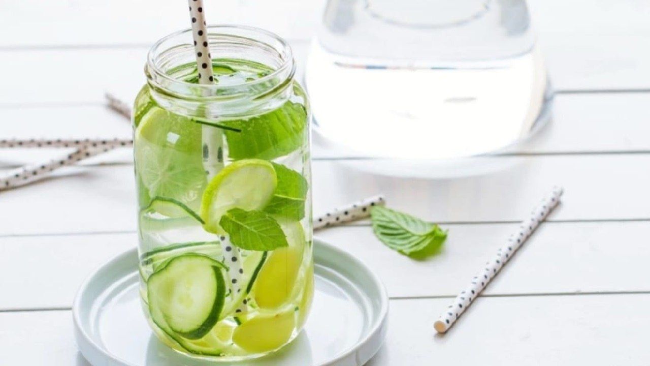 Pancia gonfia? Questa tisana fredda detox e rinfrescante è sorprendente