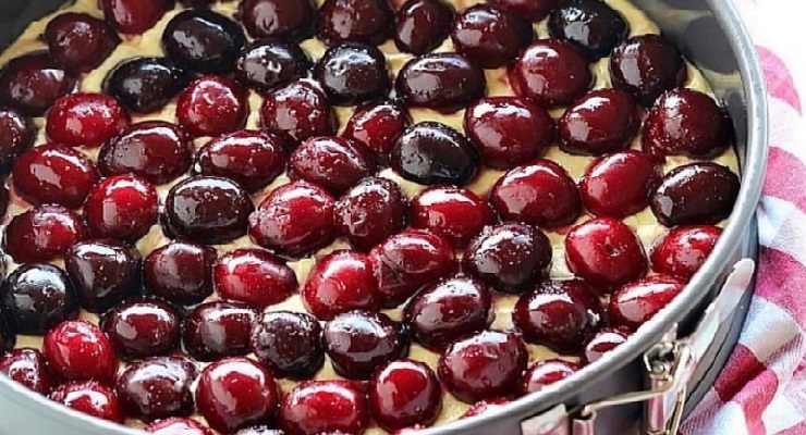 Torta con ciliegie e crema