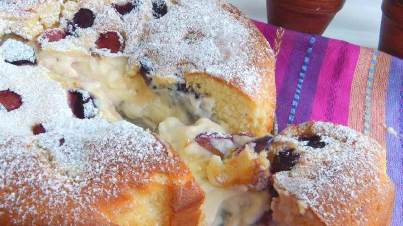 Torta con crema e ciliegie golosa e light