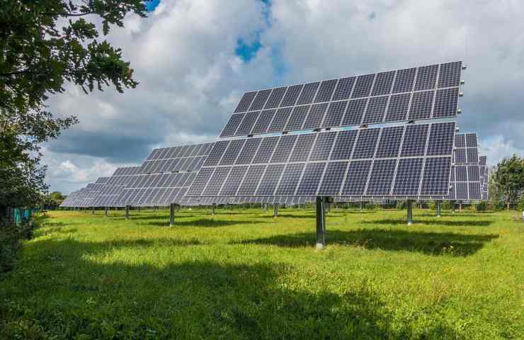 Un impianto fotovoltaico installato in un campo