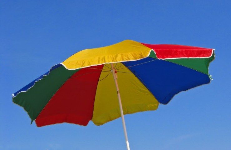 Un ombrellone aperto al mare