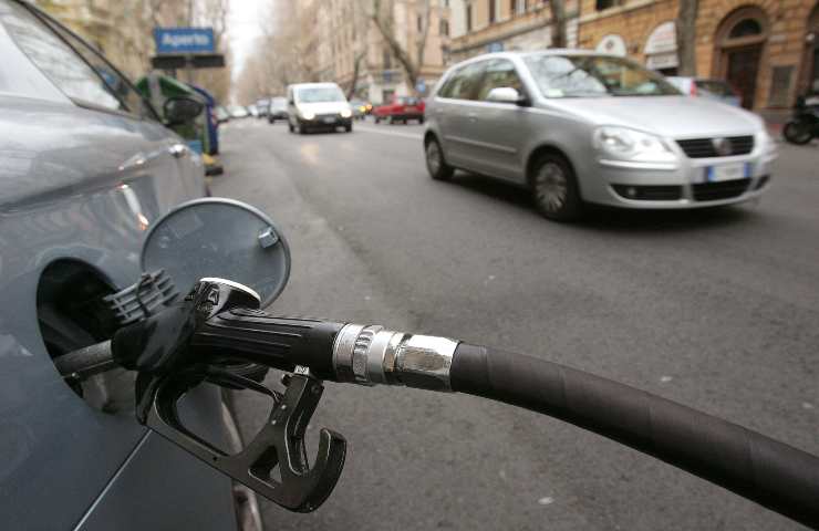 Un rifornimento di carburante in corso