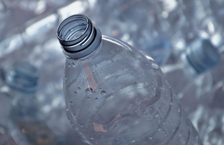 Una bottiglia di plastica vuota