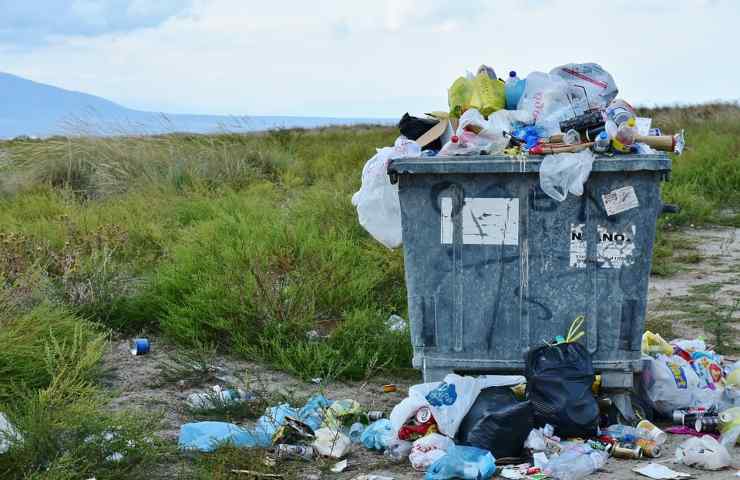 Una brutta situazione di abbandono di rifiuti