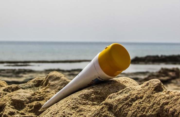 Una crema solare in spiaggia