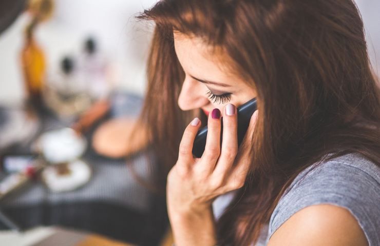 Una donna al telefono