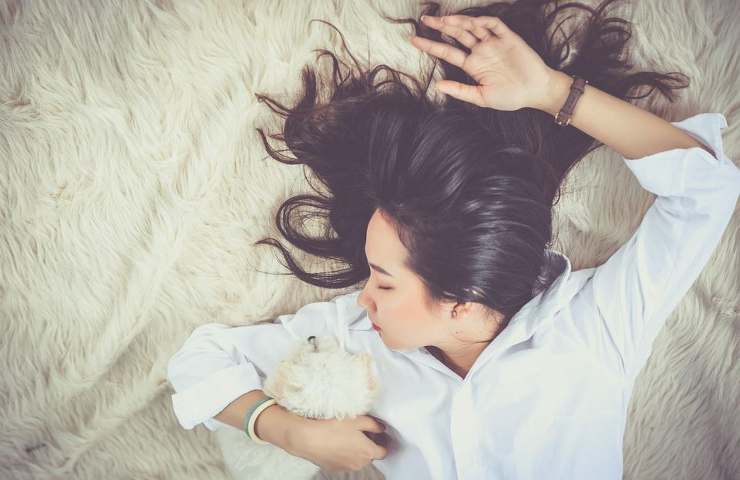 Una donna mentre dorme