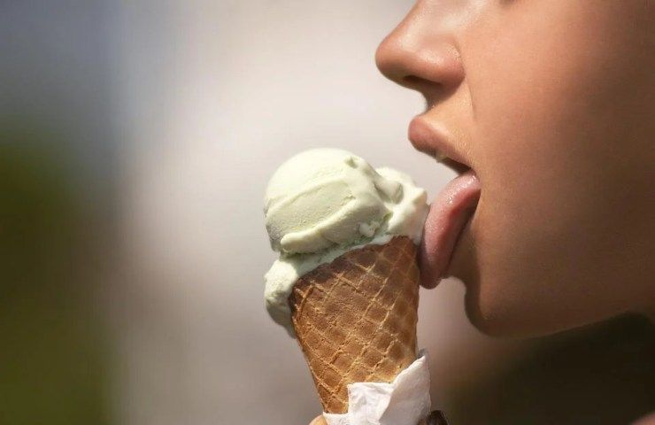 Una ragazza gusta un gelato