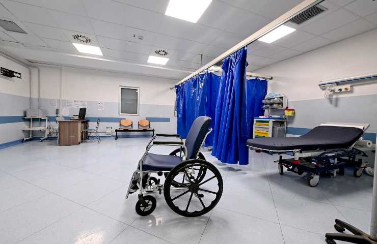 Una sedia a rotelle in un ospedale