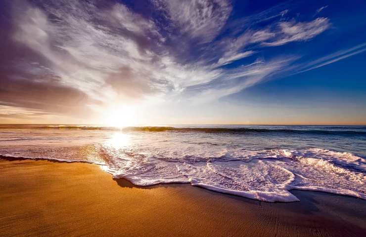 Una spiaggia durante l'alba