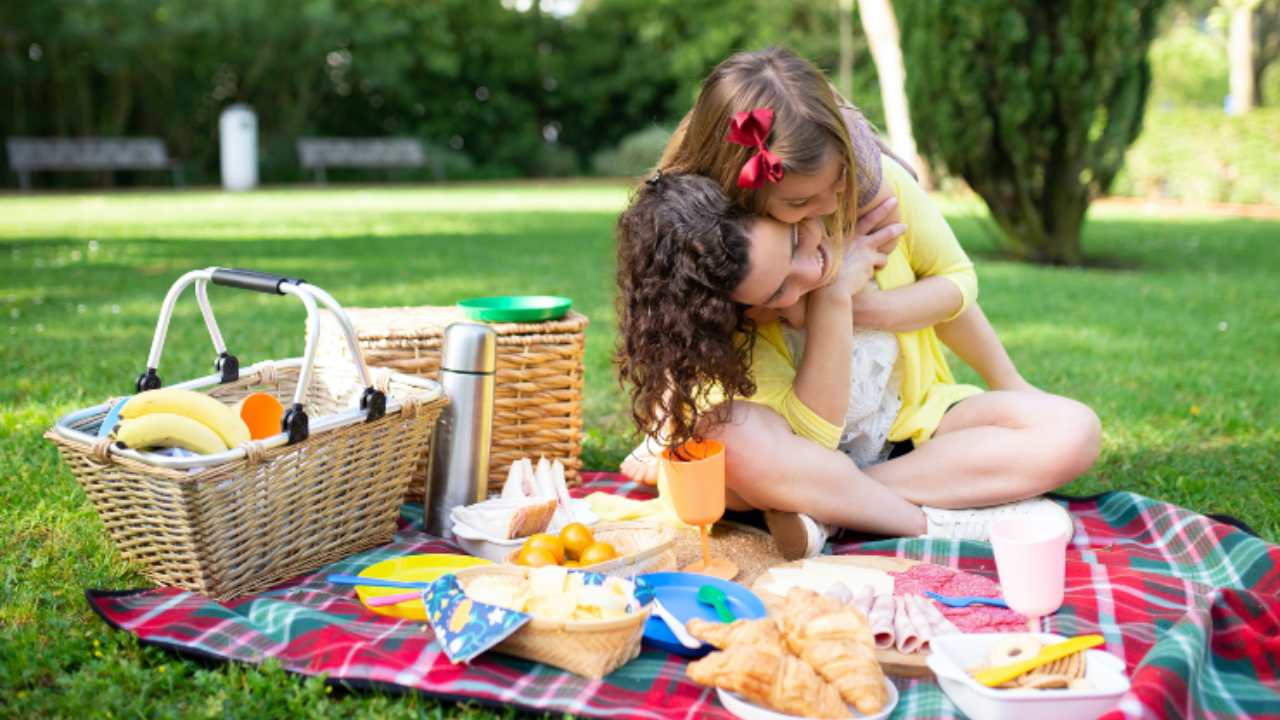 Allontanare gli insetti durante il picnic