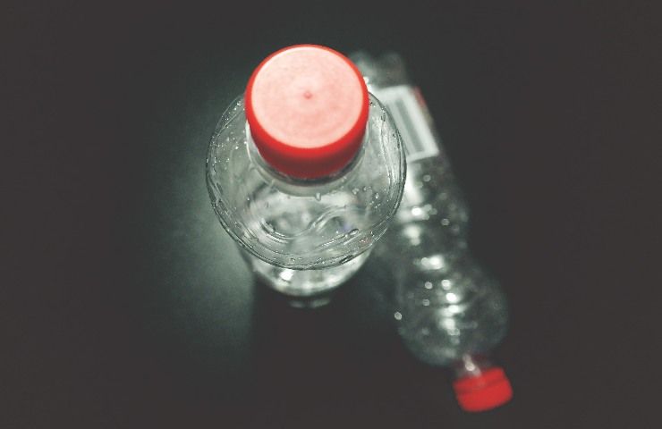 bottiglia acqua contaminate