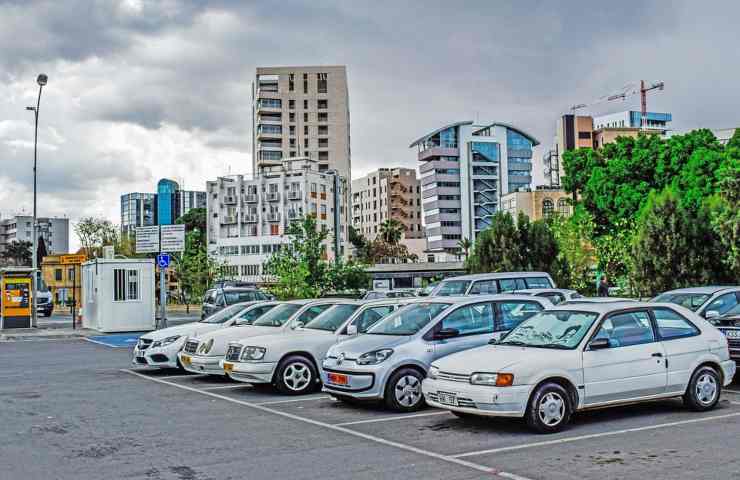 Alcune auto in un parcheggio