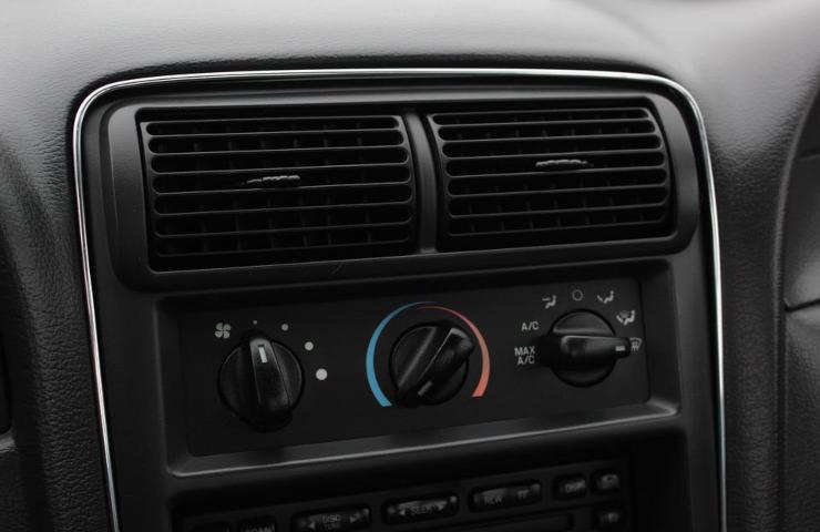 Bocchette e comandi del climatizzatore in un'auto