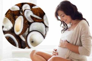 Donna incinta e nel cerchio delle noci di cocco