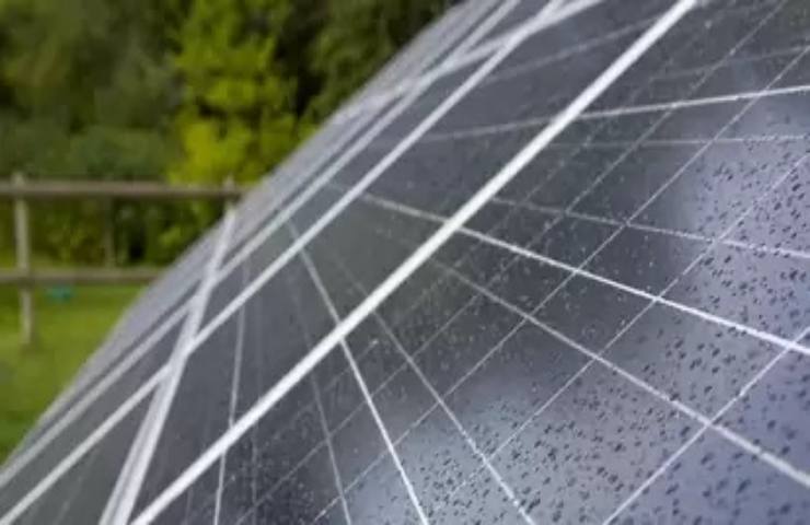 Dei pannelli fotovoltaici bagnati dalla pioggia