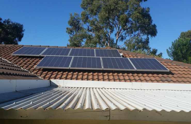 Dei pannelli solari installati su di un tetto