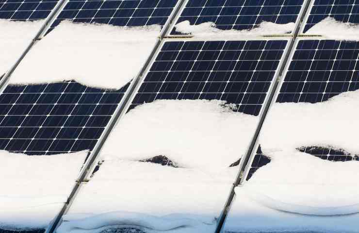 Dei pannelli solari ricoperti dalla neve