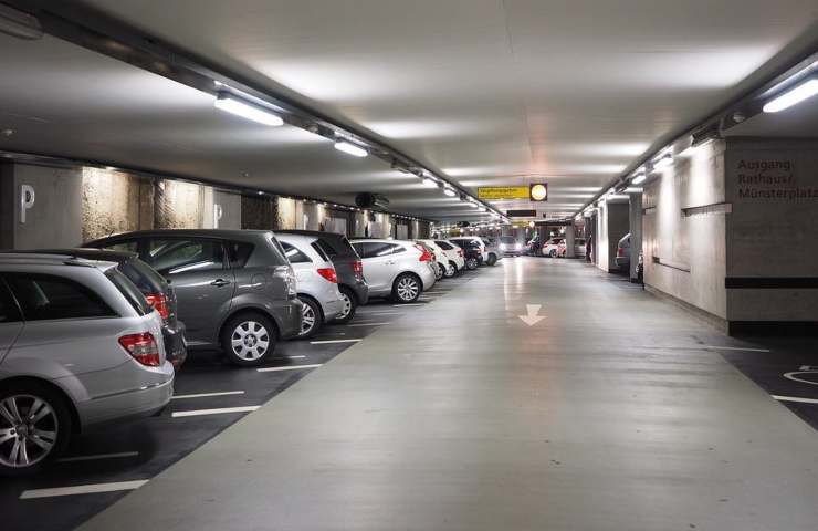 Delle auto in sosta in un parcheggio sotterraneo