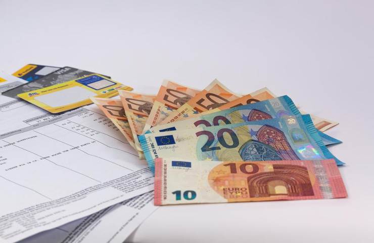 Delle banconote in euro con carte di credito e documenti