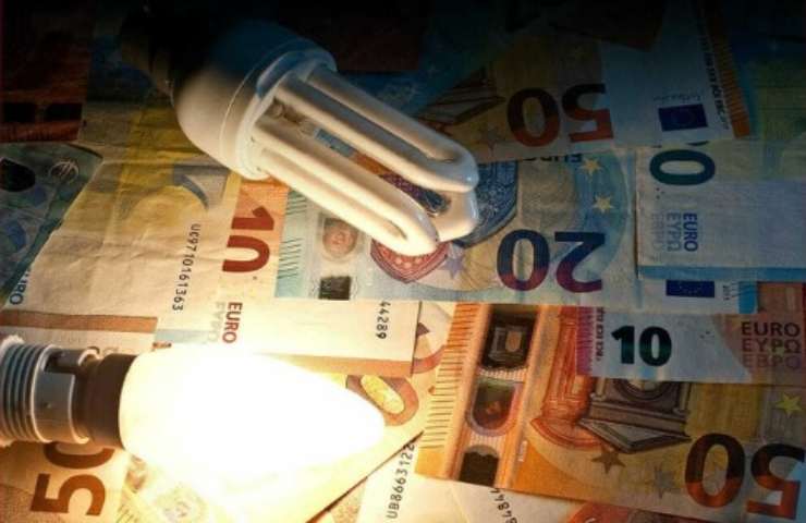 Delle lampadine su diverse banconote in euro