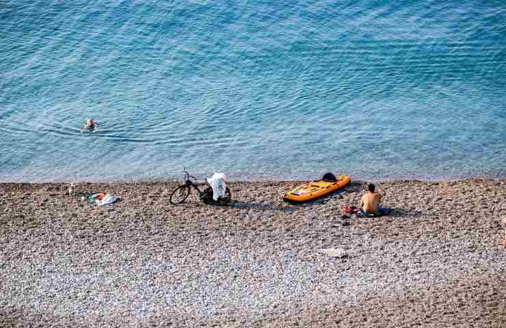 Delle persone in spiaggia