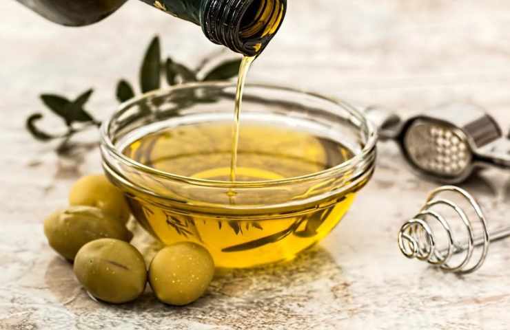 Dell'olio d'oliva versato in una ciotola