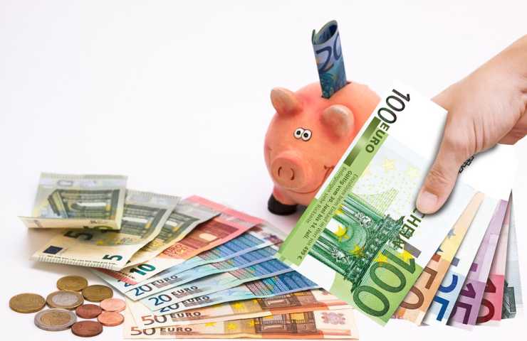 Diverse banconote e monete in euro