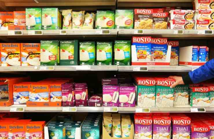 Diverse marche di riso in vendita in un supermercato