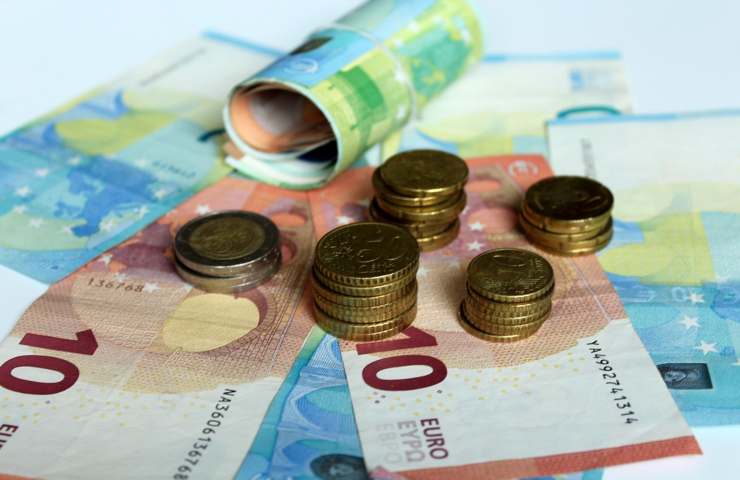 Diversi soldi in monete e banconote in euro