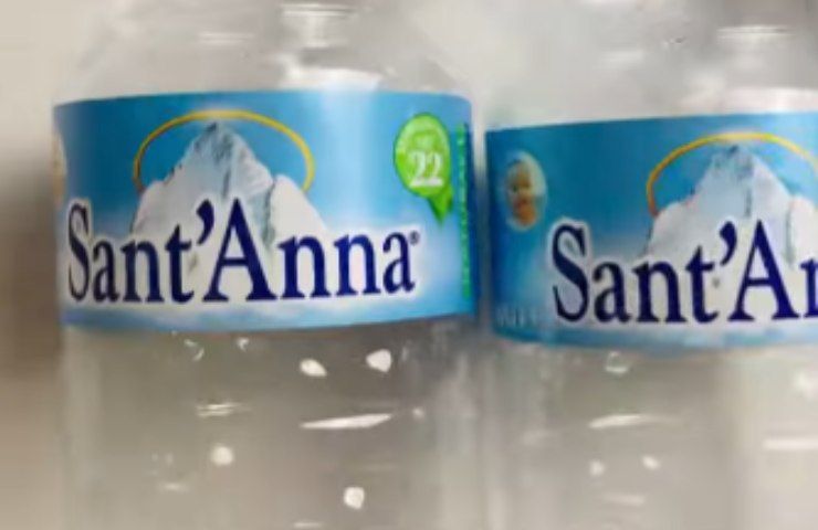 Due bottiglie di Acqua Sant'Anna