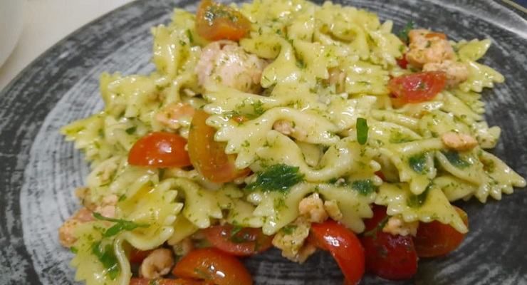 Farfalle con pesto di rucola, pomodorini confit, salmone e taccole