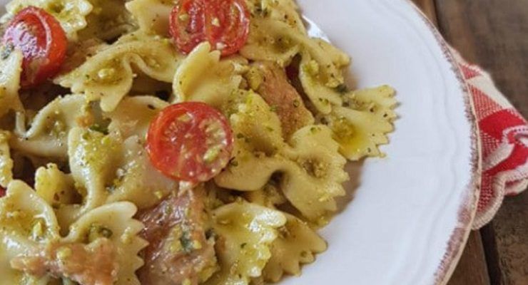 Farfalle con pesto di rucola, salmone, taccole e pomodorini confit