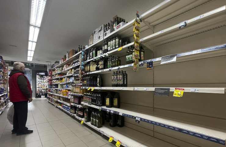 Gli scaffali ampiamenti vuoti di un supermarket