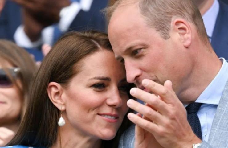 Kate sussurra divertita qualcosa a suo marito