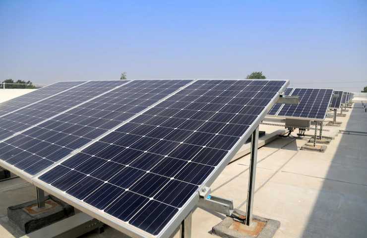Numerosi pannelli solari installati su un tetto